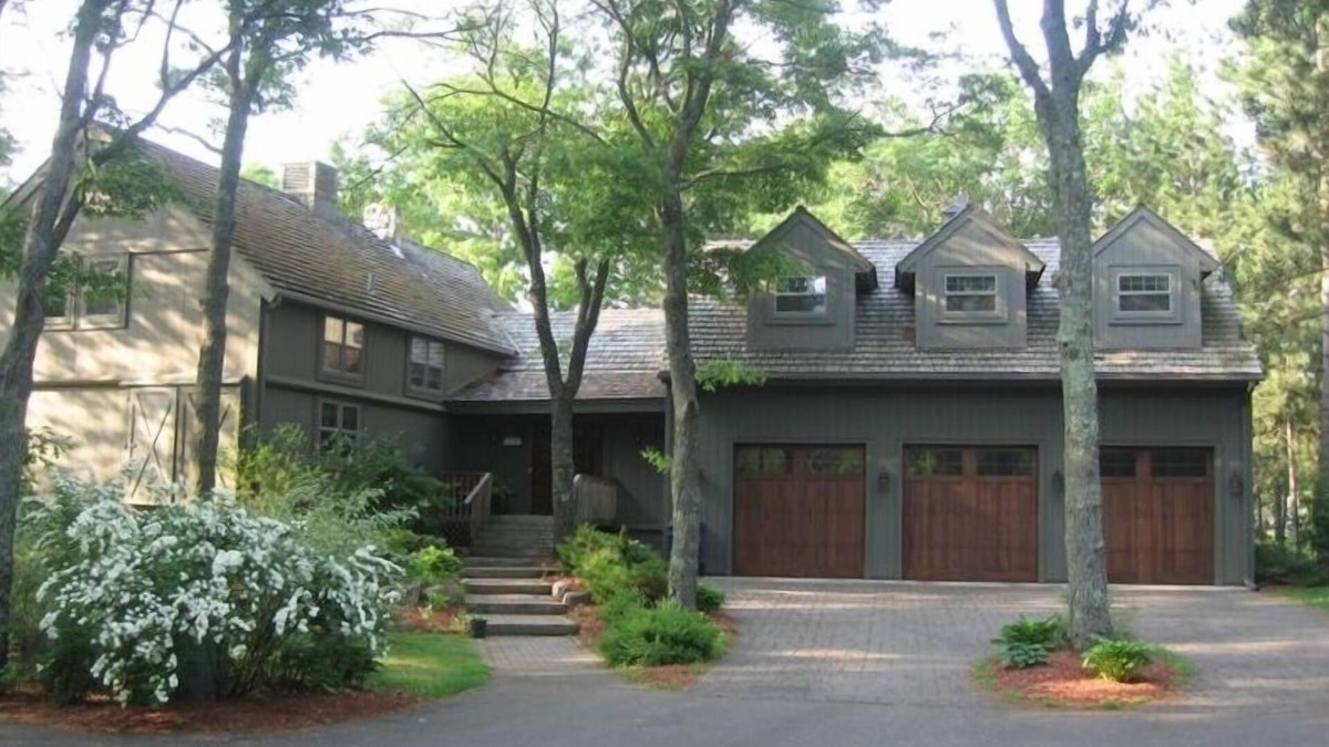 Brainerd House | 5 Acre property. Private TENNIS and PICKLEBALL COURT. Sandy Beach, Good Fishing.
