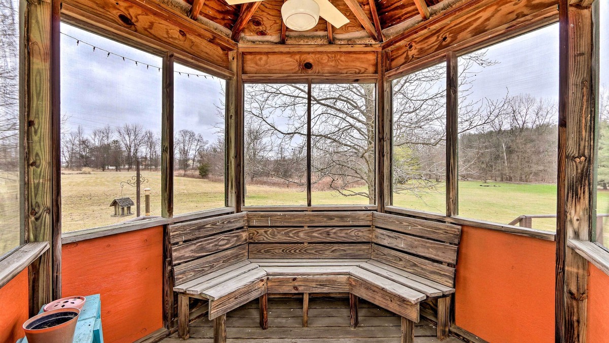 Pickerington Cottage | 5-acre Vacation Home w/Woods & Hiking Ground