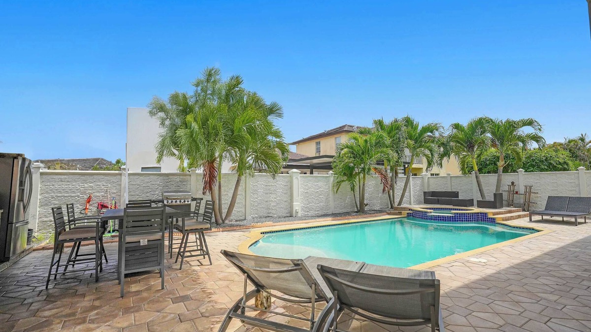 Palm Springs North House | 5-BD,5-BA Tropical Oasis - Pool, Patio, Fun