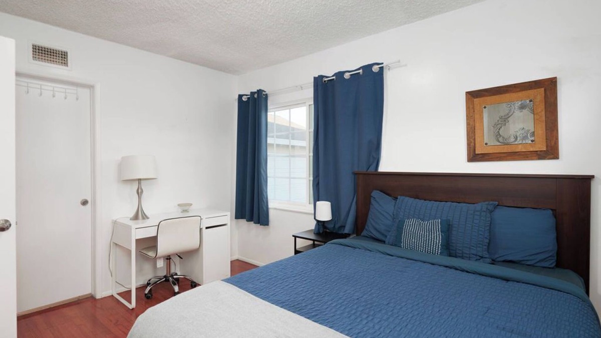 Bassett House | 5 BD - Lg Master Suite - Max Parking