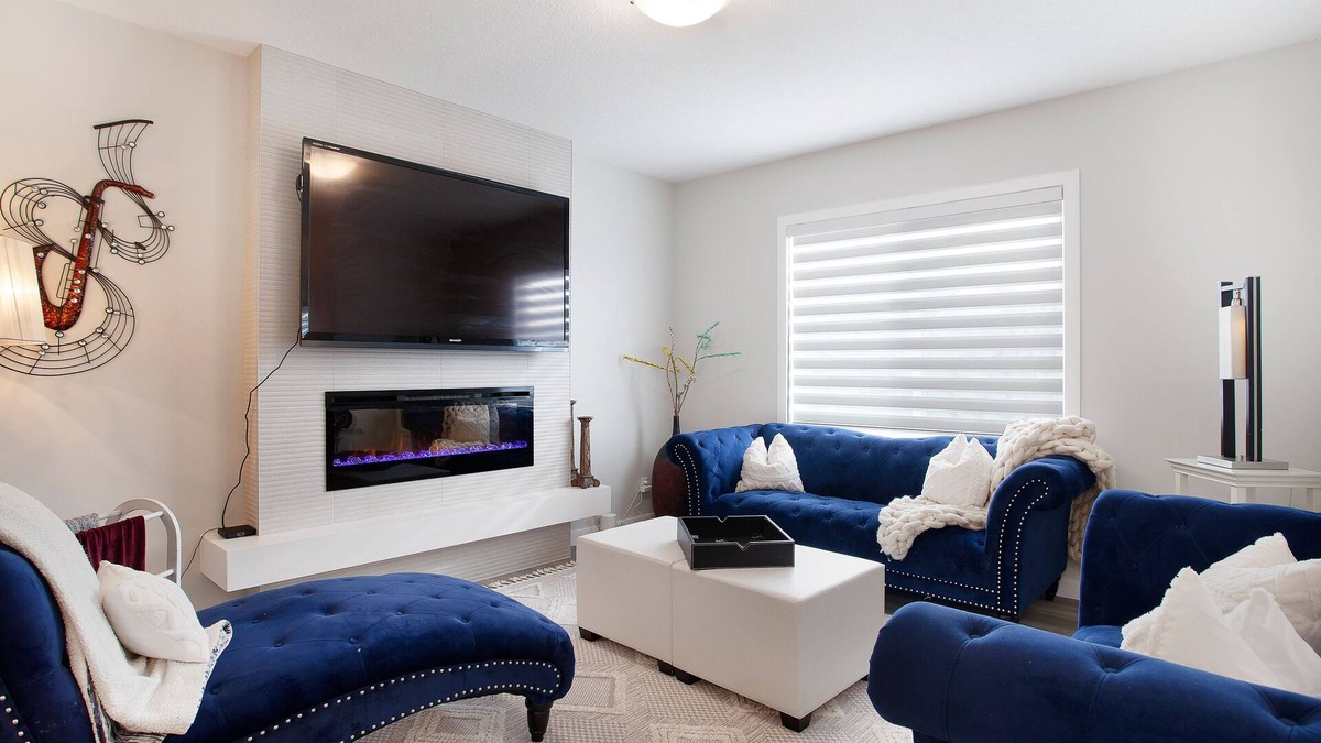 Northwest Calgary House | 5 Bd Luxury Family-Friendly Home