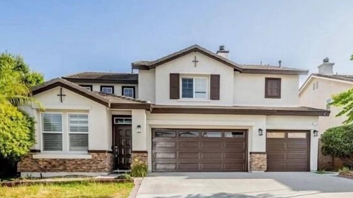 Fontana House | 5 bds large house,Near Airport Ontario Mills,free parking,pets friendly.