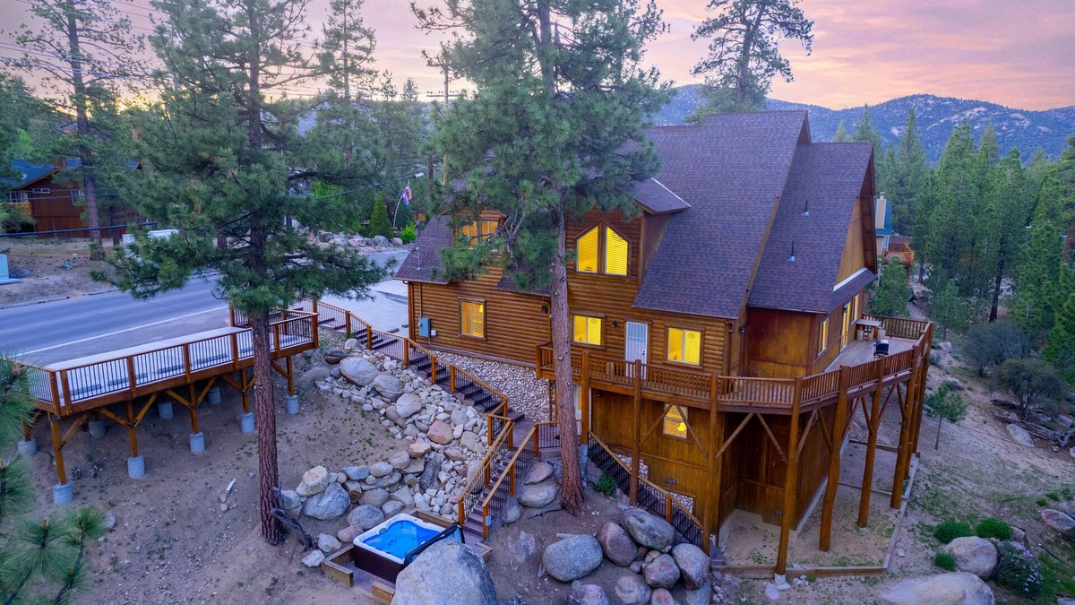 Big Bear House | 5 Bears Den. Spa Hidden in Boulders. BBQ. Game Room Galore. Tri-Level Home. Family Friendly.