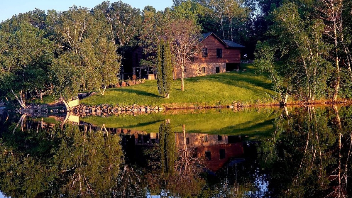 South Haven House | 5 bed, 2 bath Lake Home, Sauna, screen porch, 2 kayaks, patio, otter island.