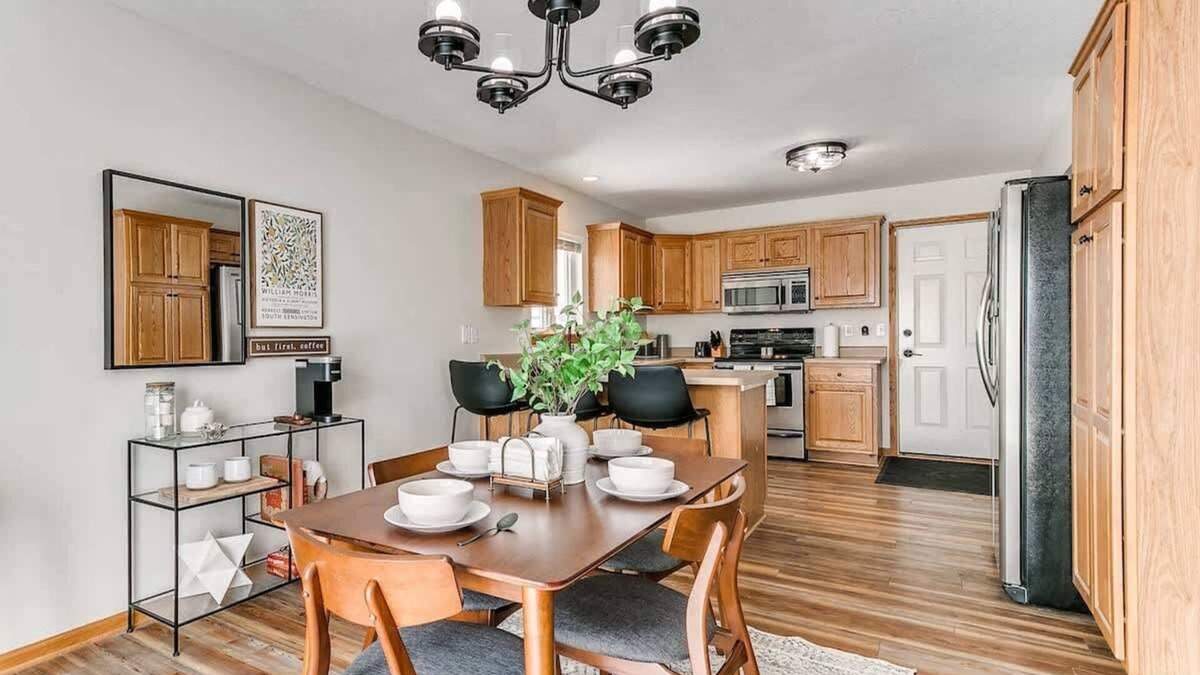 Ames House | 5 Bed 2 Bath/Modern Large Home