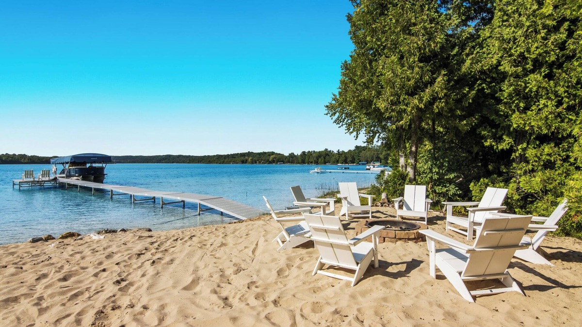Greilickville House | 5 bed 3 bath - 10 beds - In town Traverse City with heated Pool on Cedar Lake!