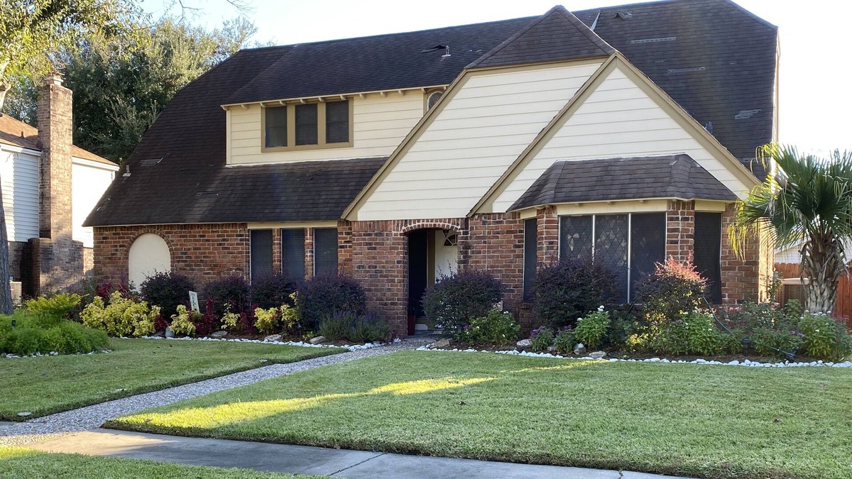 Taylor Lake Village House | 5 Bed 3 bath house in a quiet neighborhood.