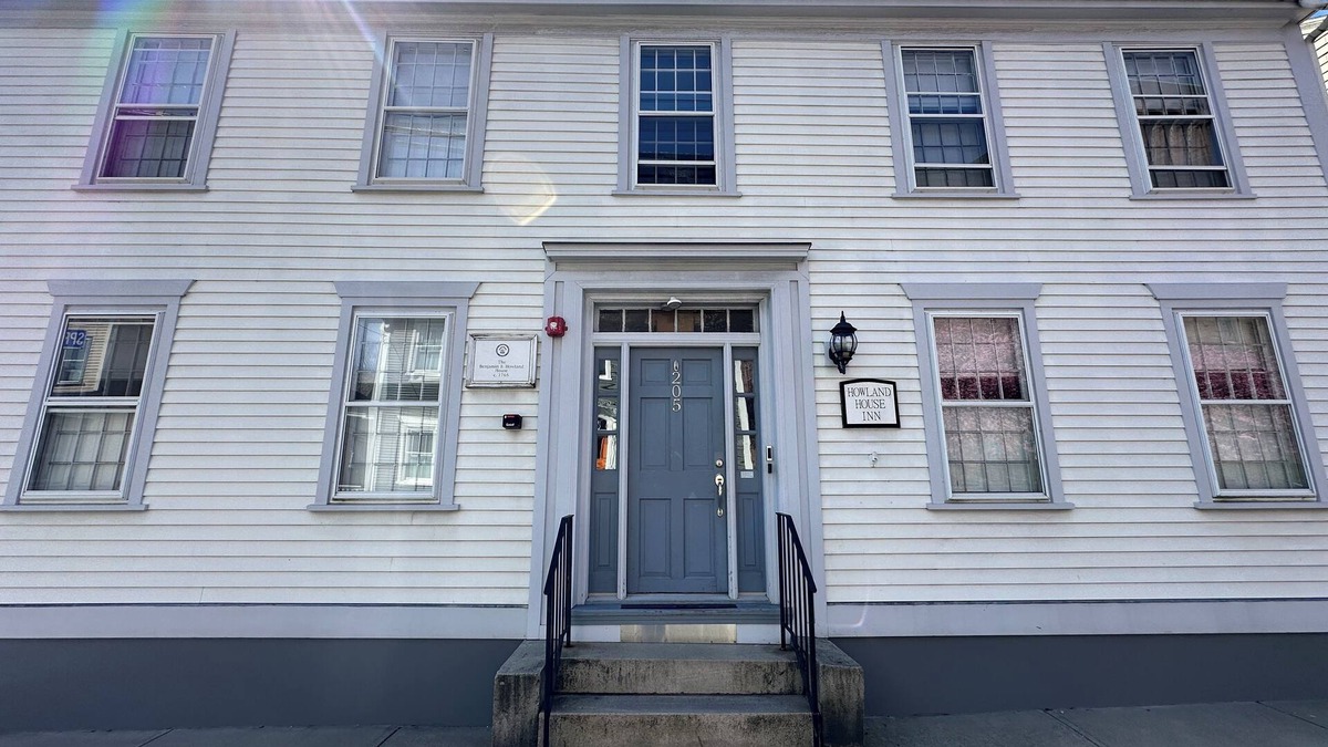 Yachting Village Hotel | 5 Bed, 5 bath, 3 pullout sofas, 1 daybed, Dog friendly, & parking on Historic Spring St.