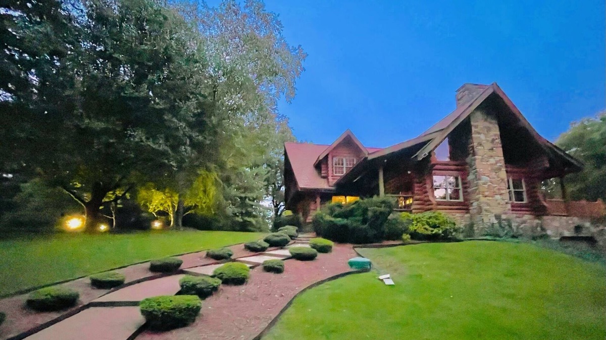 Lebanon House | 5 Bed 5 Bath Luxury Nashville Lodge! Pickleball Game Rm Sauna Fire Pit & Hot-tub