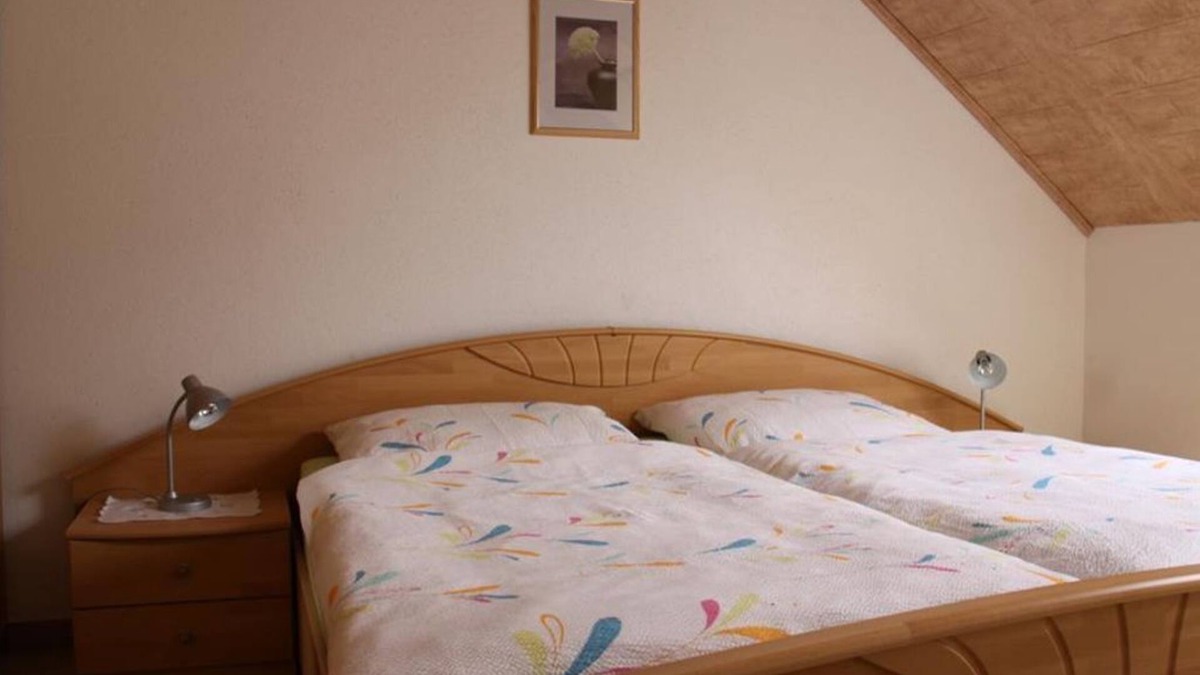 Habscheid Apartment | 5-bed apartment with shower/WC and balcony - Ferienwohnungen Heck