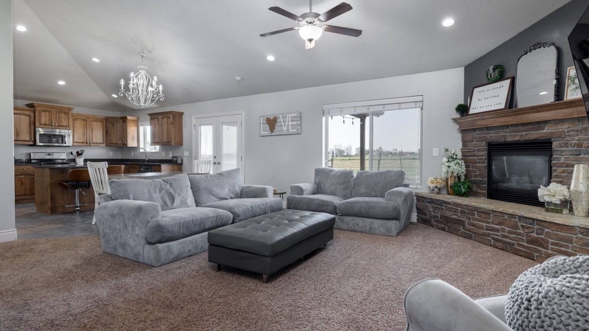 Naples House | 5-bed by Dinosaur National Monument & Green River w/Hot Tub, Pool & Fire Pit.