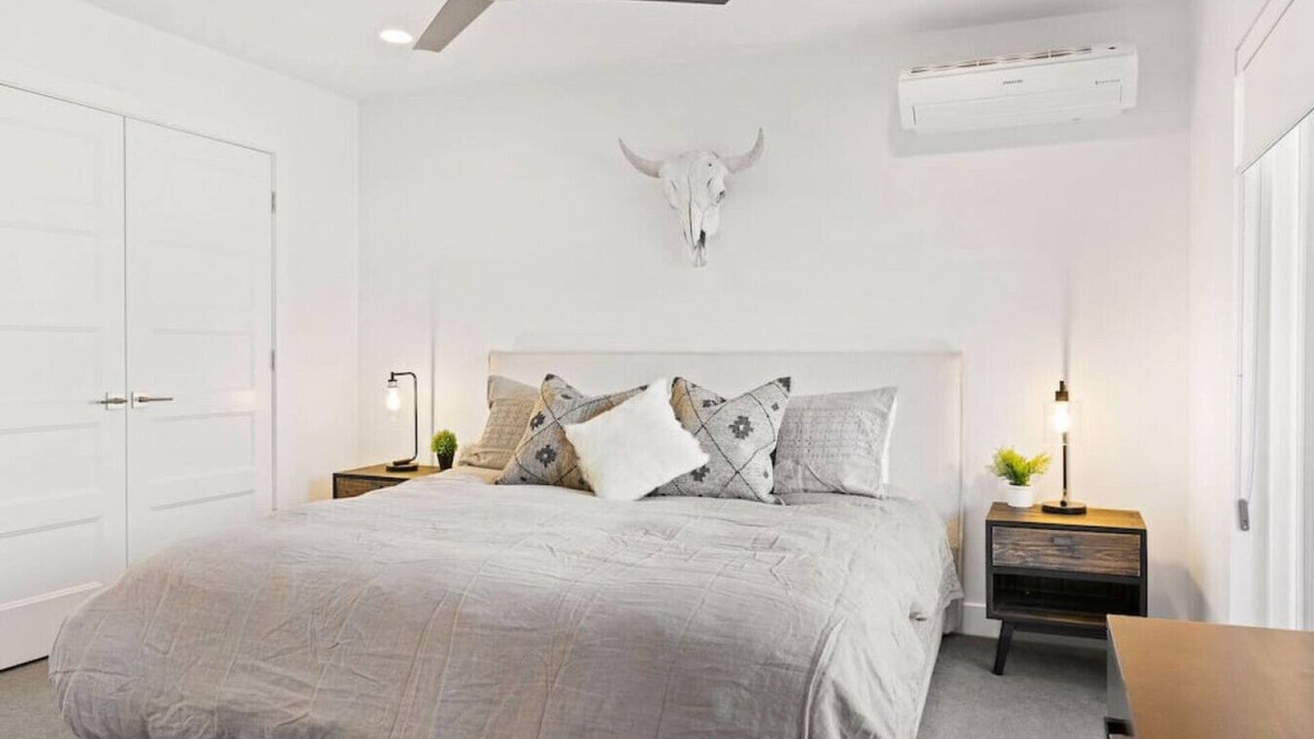 St. George House | 5 Bed Home w/Pool Sleeps 16 Ideal for Large Groups