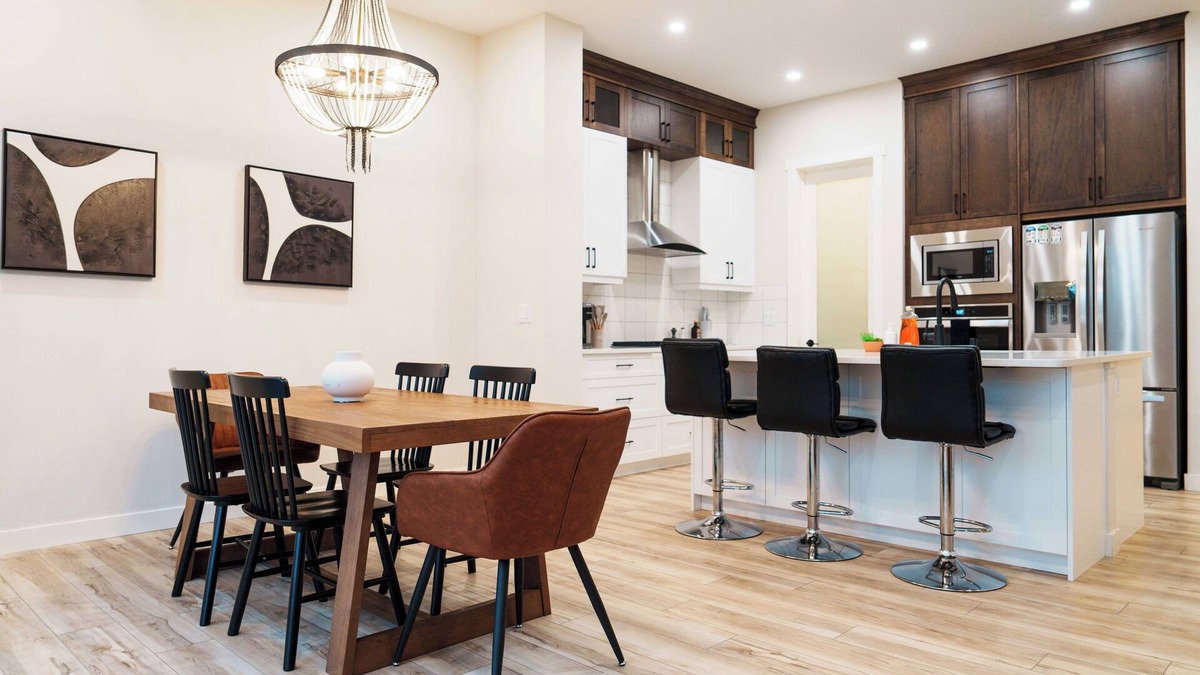 Evanston House | 5 Bed House | Close to Airport| Close to Mountains