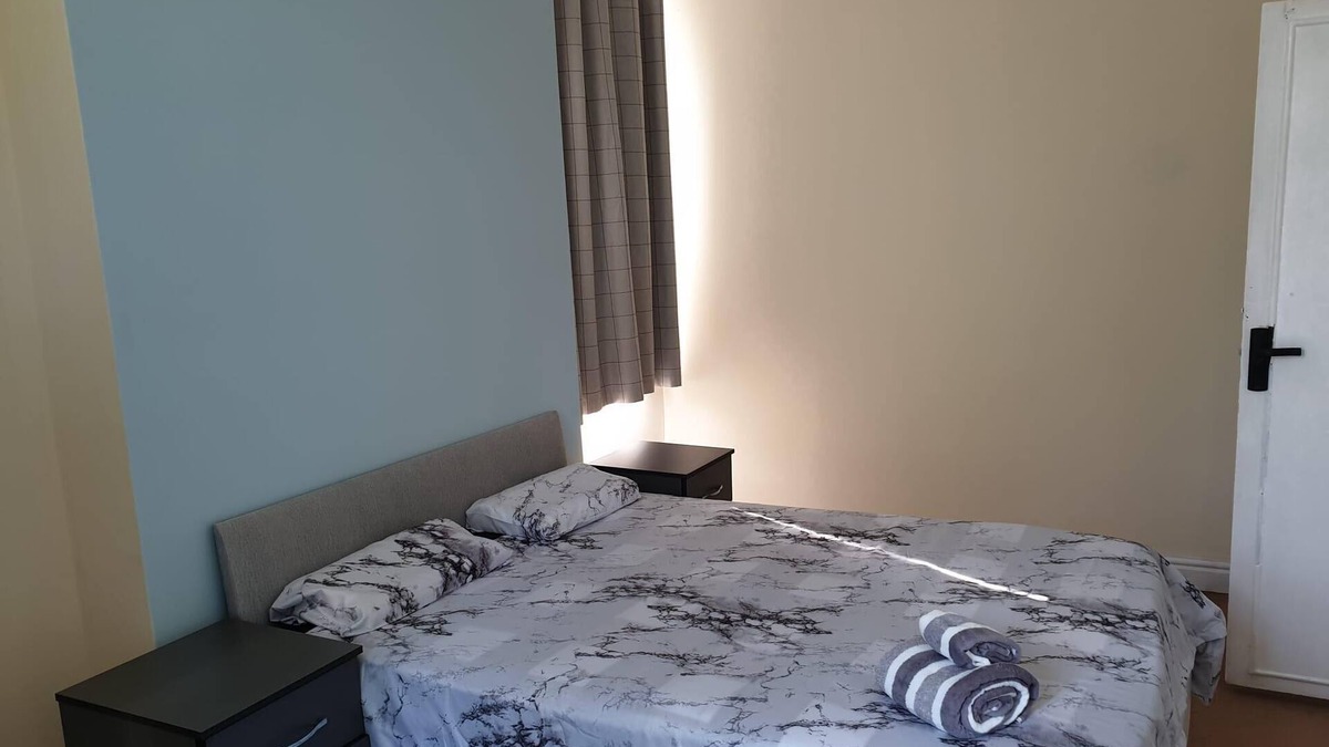 Stoke-on-Trent House | 5 Bed House - Sleeps 6 - Wifi - Parking