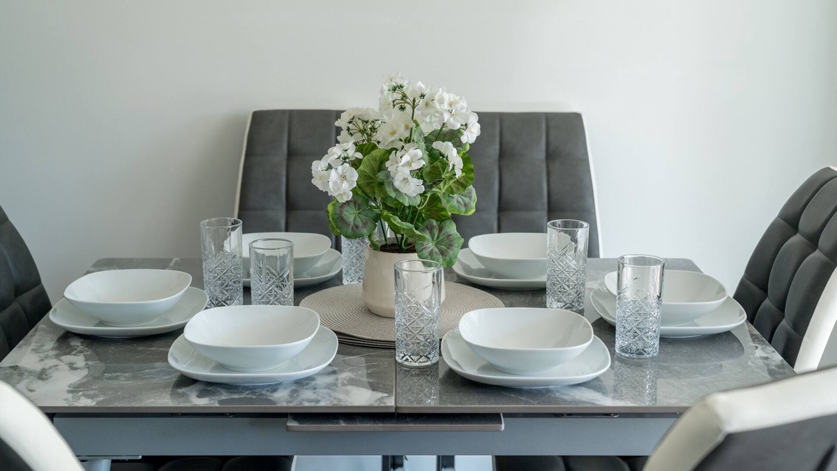 Chadwell Heath House | 5 Bed House - Sleeps 11 - Garden