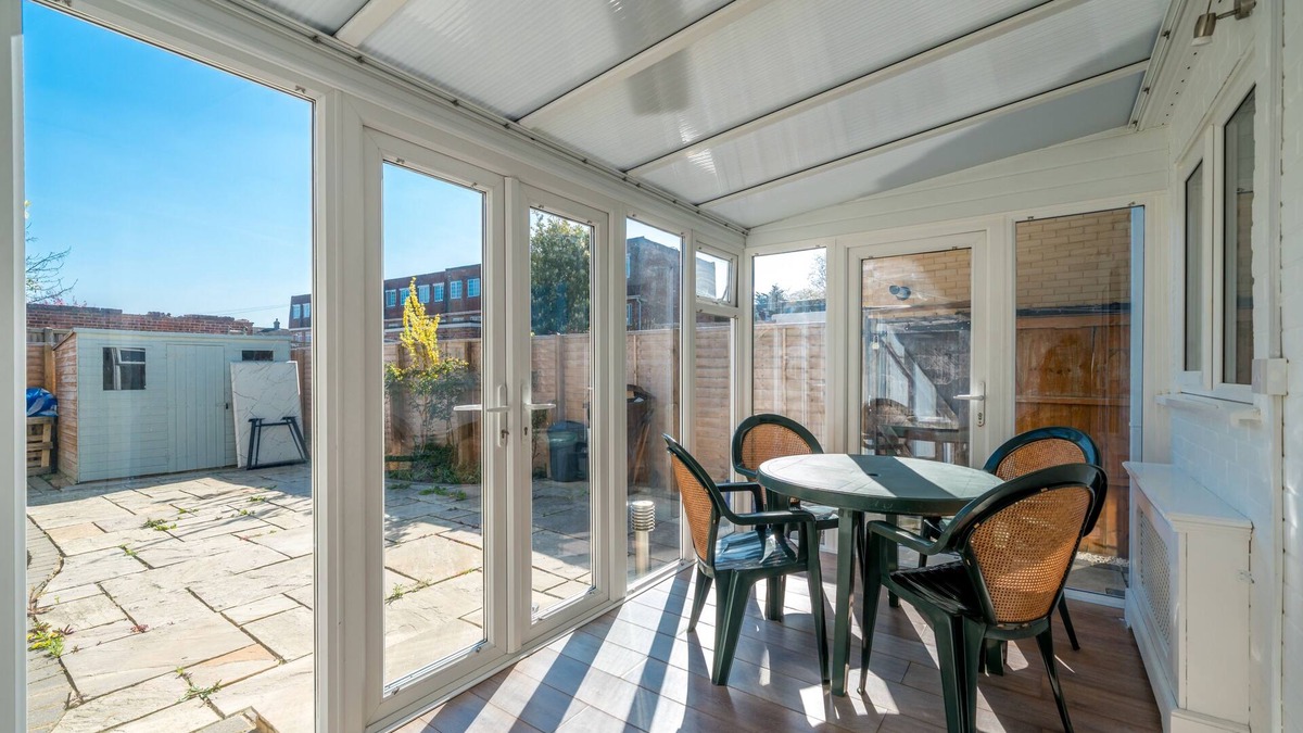 Havering House | 5 Bed House - Sleeps 11 - Garden