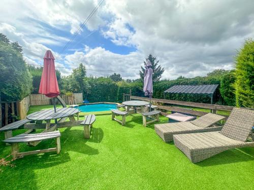 Isigny-le-Buat House | 5 Bed House - Sleeps 10 - Pets - Pool - HotTub