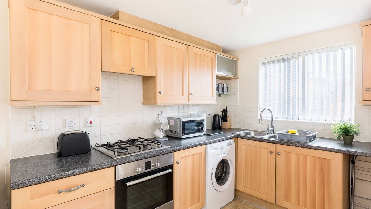 Wolverhampton House | 5 bed house with free parking in quiet location