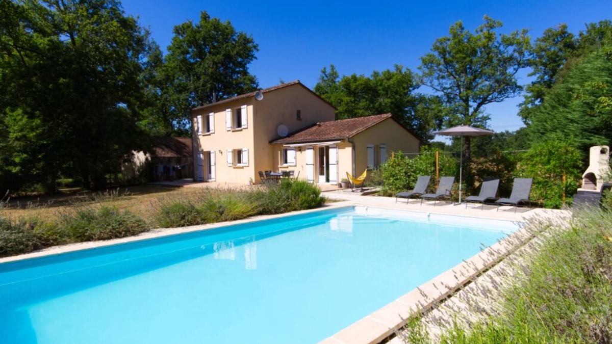 Augignac Villa | 5-bed house with pool in Dordogne, walk to beach and restaurants