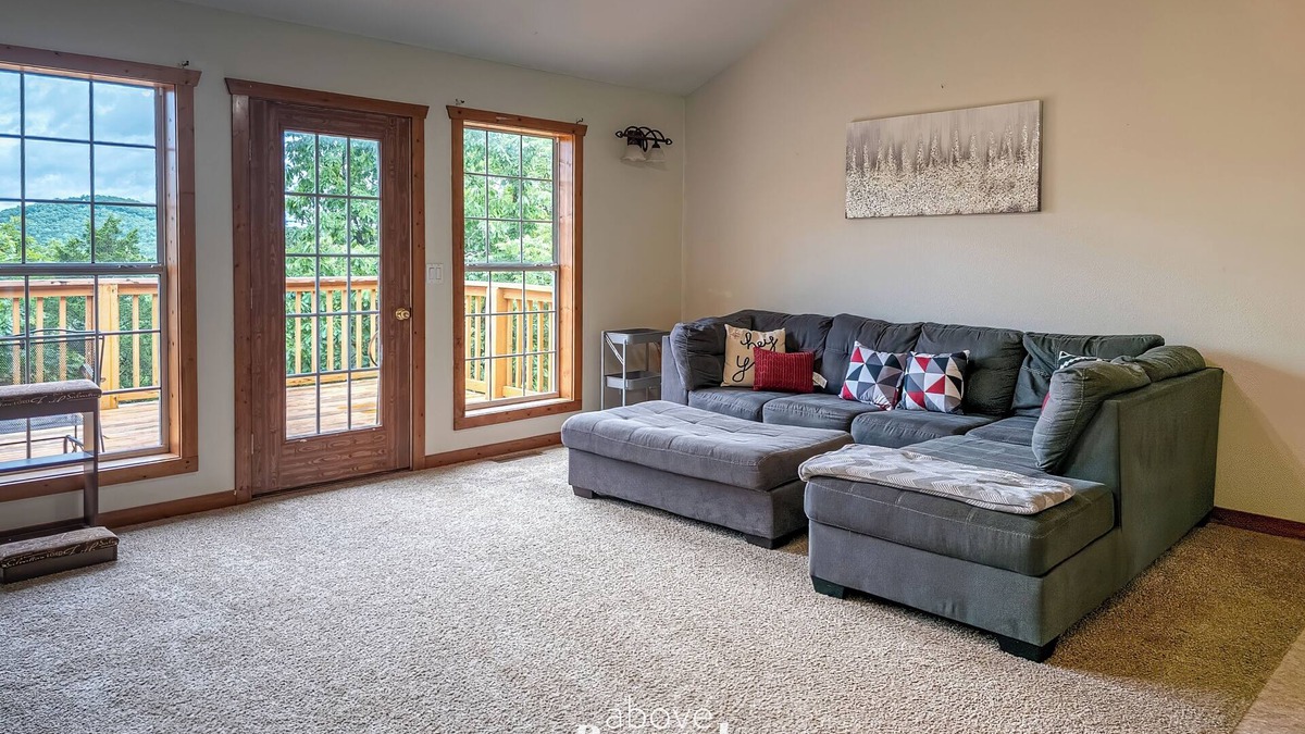 Branson House | 5 bed Mountain View Retreat | Private Pool | Quiet 8 Acres!