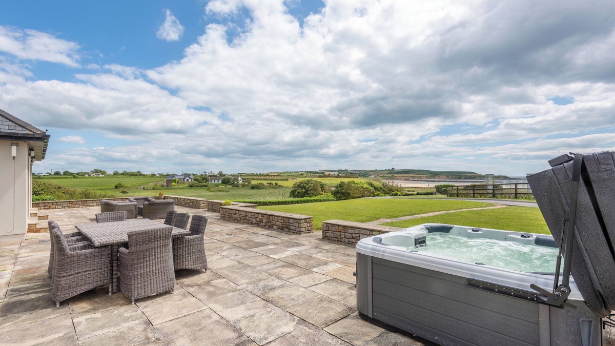 Ardmore Villa | 5 Bed Villa - Sleeps 10 - Hot Tub - Country Views