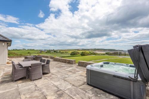 Ardmore Villa | 5 Bed Villa - Sleeps 10 - Hot Tub - Country Views