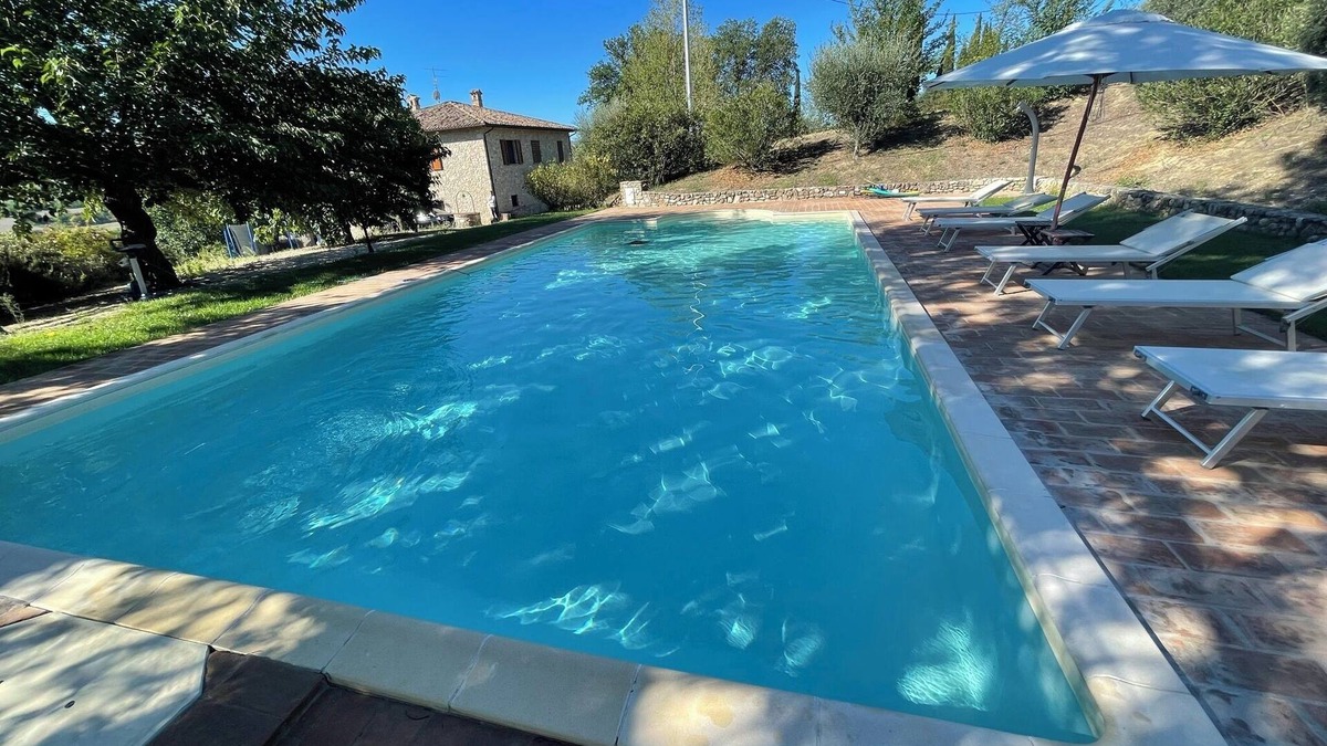 Todi House | 5 bedrms/5 bathrms/1 stg-dng rm/1 kitchn-diner/Exc pool + 20 hectares of land
