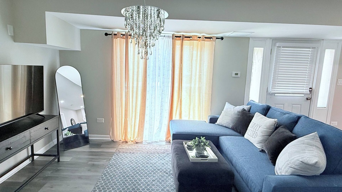 Franklin Park House | 5-bedroom 2 bath home with spacious yard-15 min to O'Hare Airport-Chicago