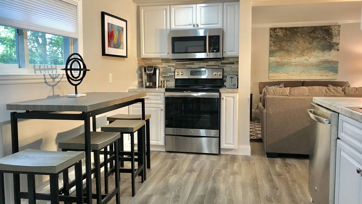 Olcott House | 5 bedroom, 2 bathroom home- Minutes from Niagara Falls