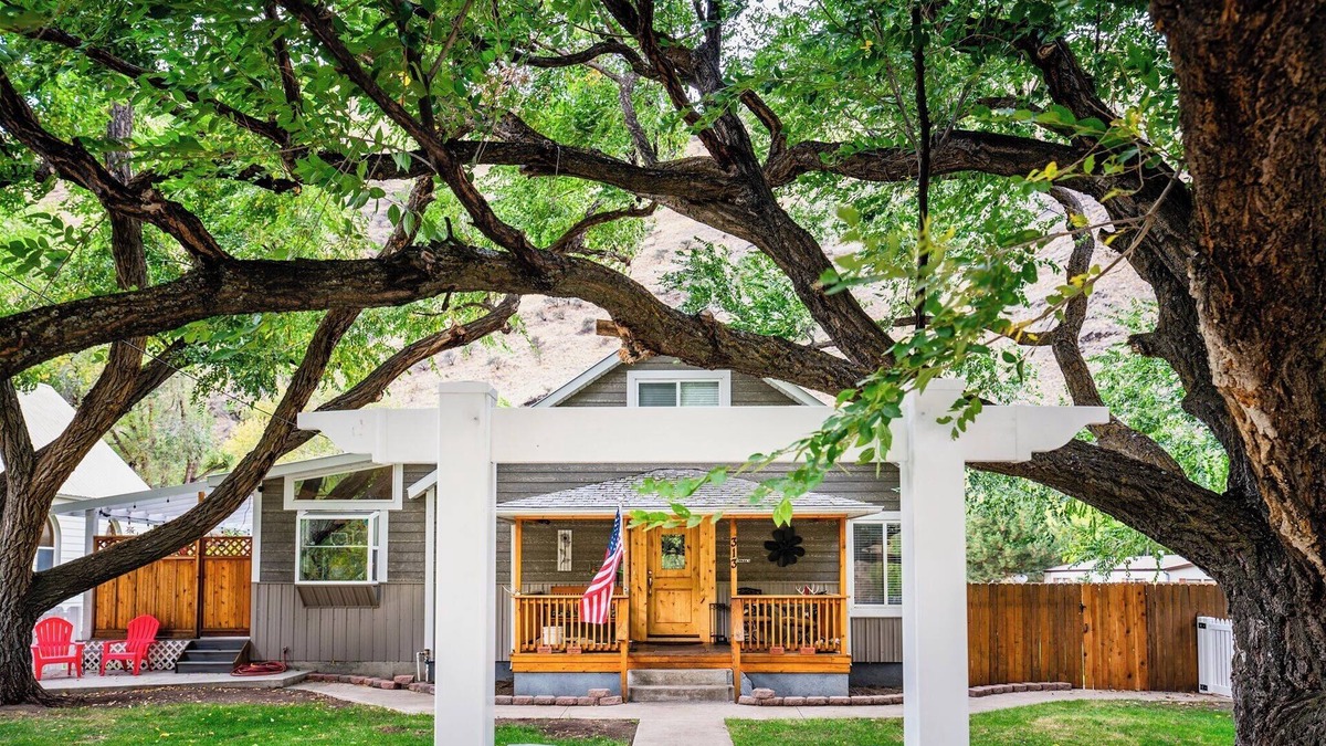 Riggins House | 5 bedroom, 3 bath house on Main St. across the street from The Riggins City Park