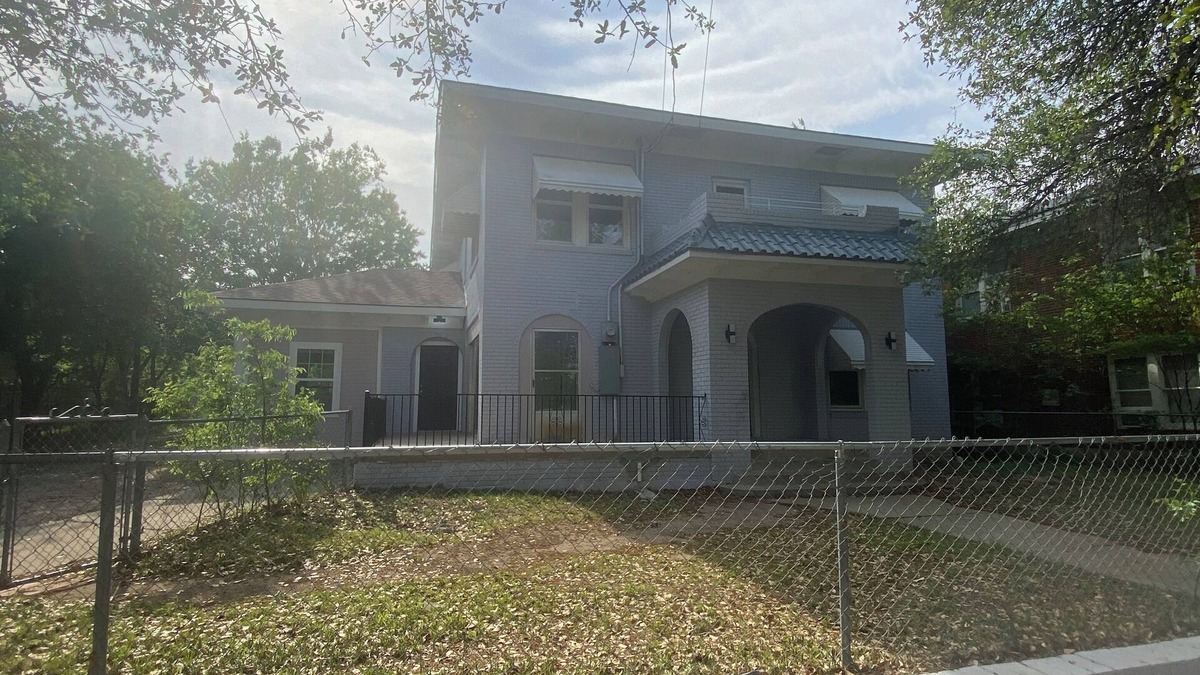 Mineral Wells House | 5 bedroom, 3 bath, game room, large outdoor. Sleeps 15. Walk to downtown