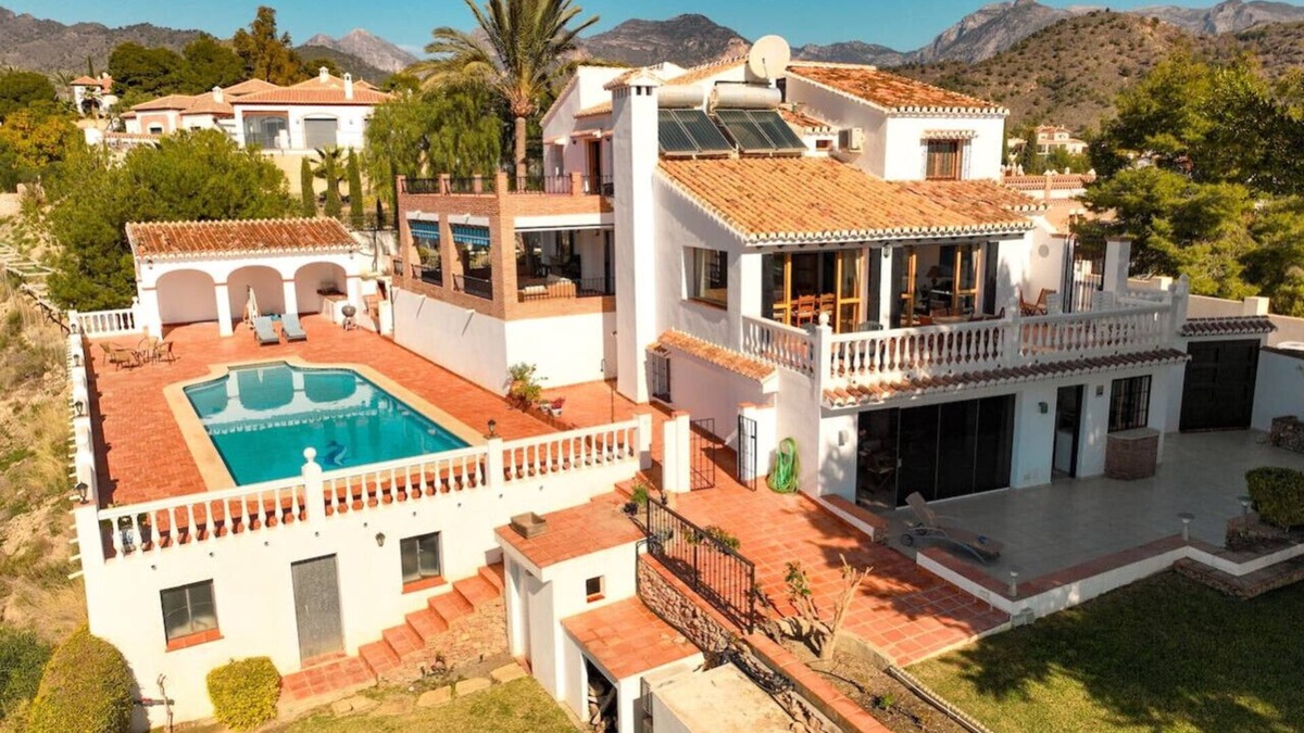 Frigiliana House | 5 Bedroom 3 en-suite hot tub & 17m pool