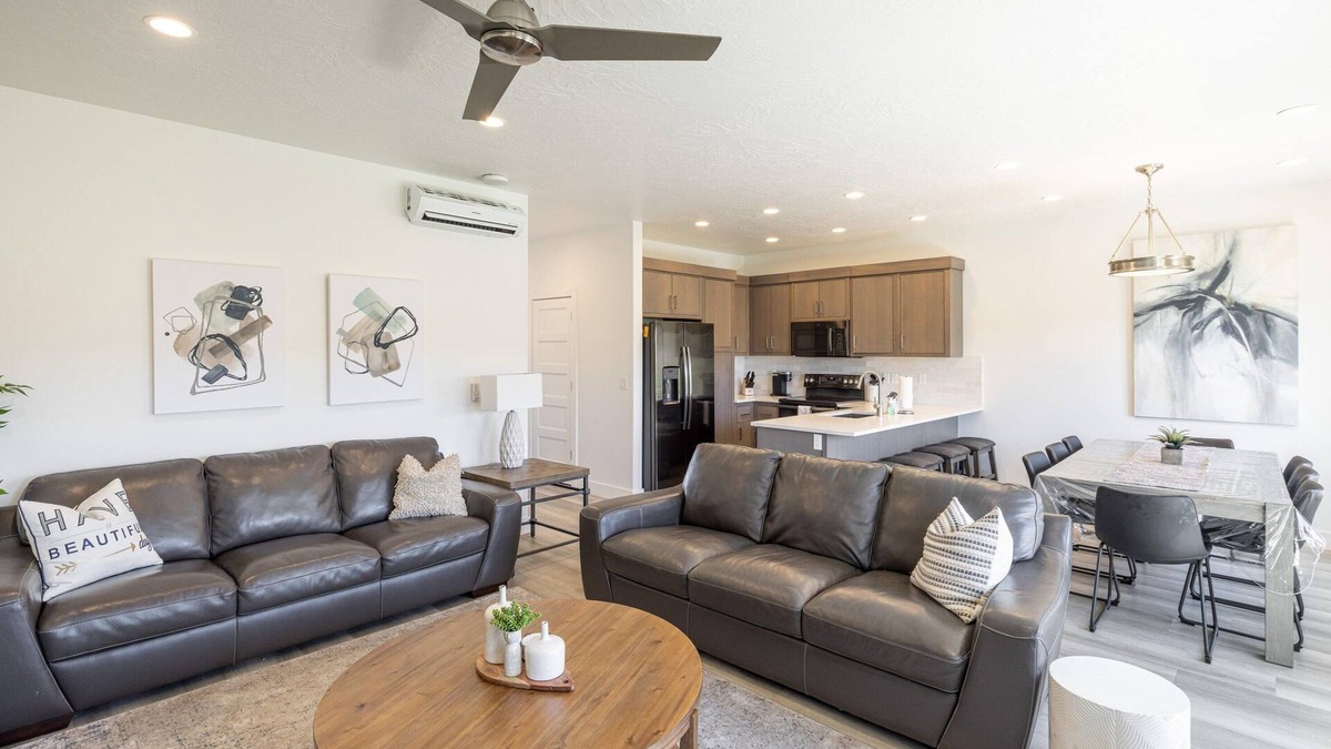 St. George House | 5 Bedroom! 3 King Suites, and bunks! Pool & Hot Tub! Xbox!