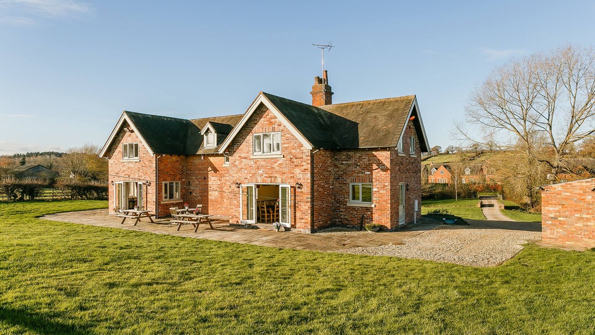 King's Bromley Other | 5 bedroom/5 bathroom Self catering cottage - sleeps 14 - Hot Tub available