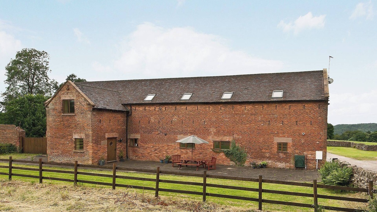 Kingsley Holt Cottage | 5 bedroom accommodation in Kingsley Holt