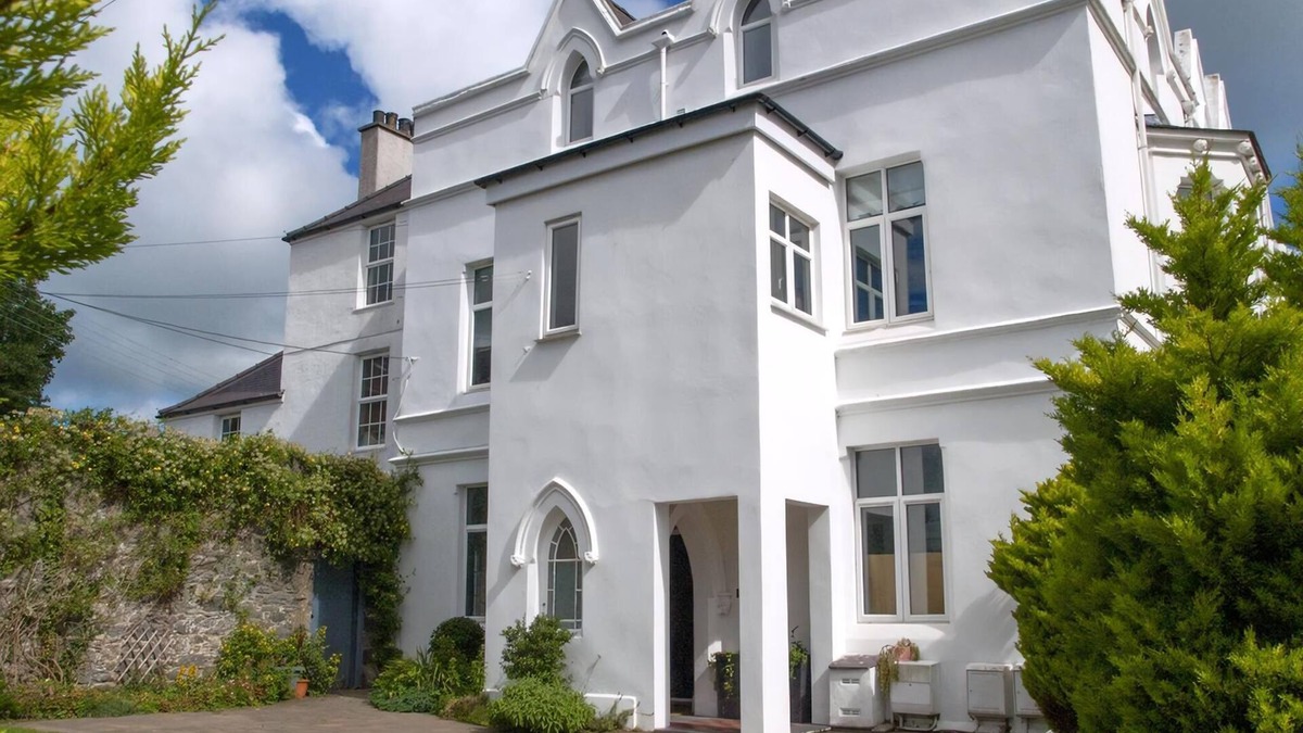Menai Bridge Cottage | 5 bedroom accommodation in Menai Bridge, near Bangor