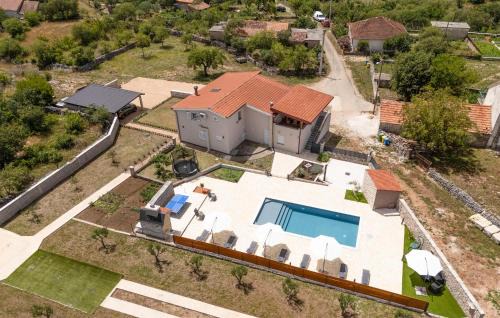 Bogatic House | 5 Bedroom Amazing Home In Bogatic