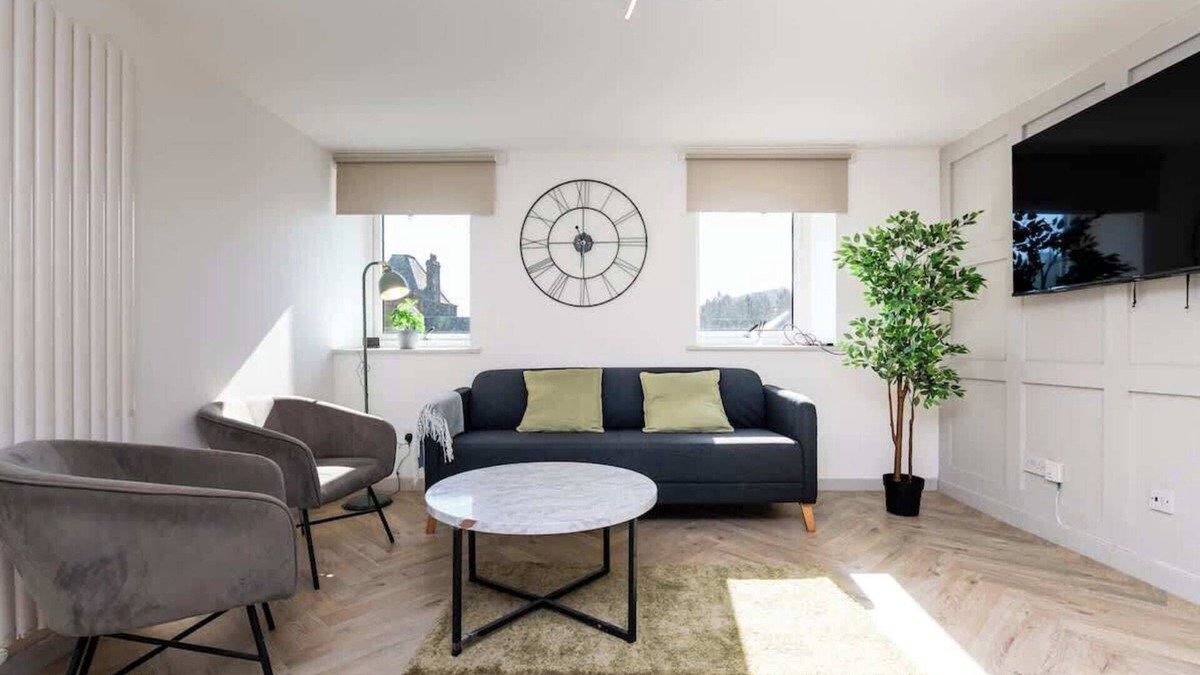 Galashiels Apartment | 5 Bedroom Apartment - Galashiels