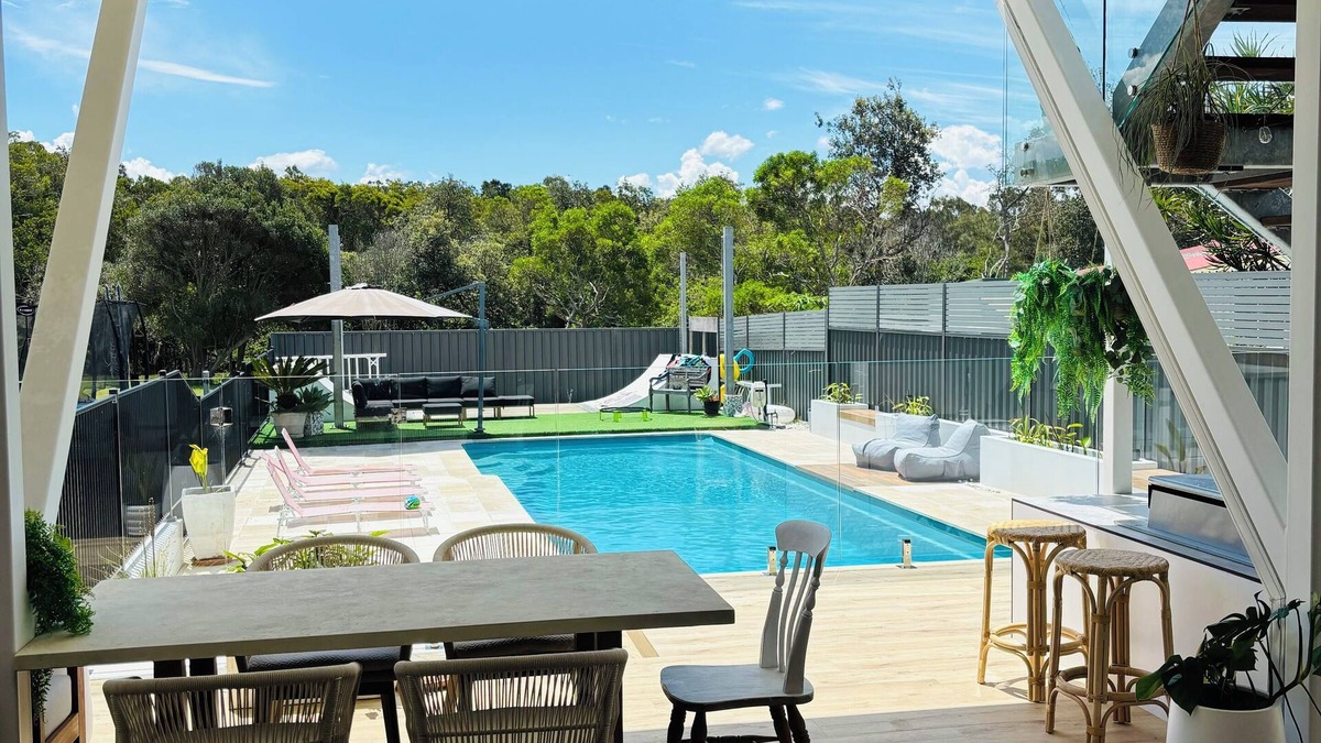 Swansea Heads House | 5 bedroom Beach house - 13m pool & Lake at back door - sleeps 13