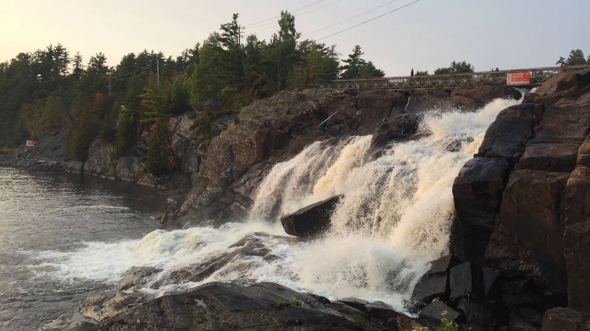 Bracebridge Cottage | 5 Bedroom Cottage in Muskoka. Beach, swimming, pool, boating available on site.