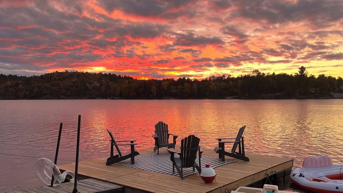 Sudbury House | 5-Bedroom Executive Lakefront Retreat Sleeping 12- Relax, Recharge and Reconnect