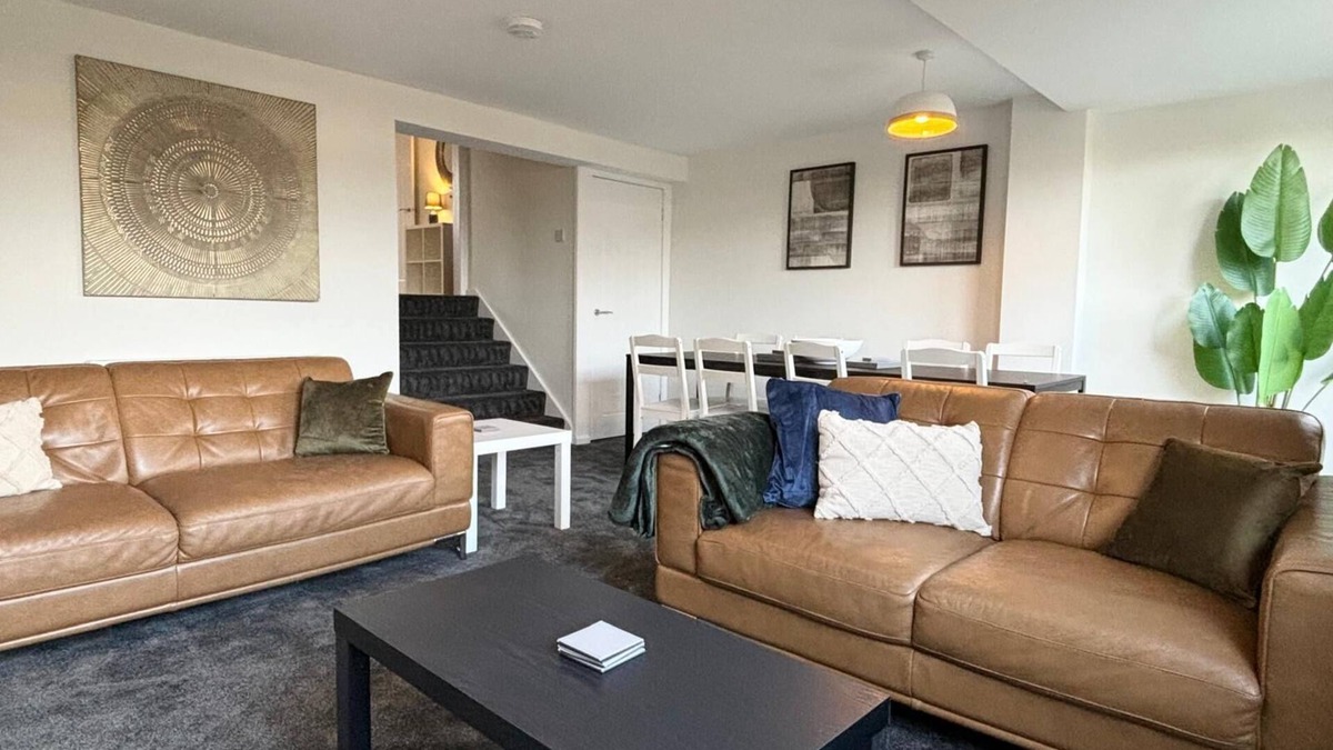 Madeley House | 5 Bedroom Home with Garden