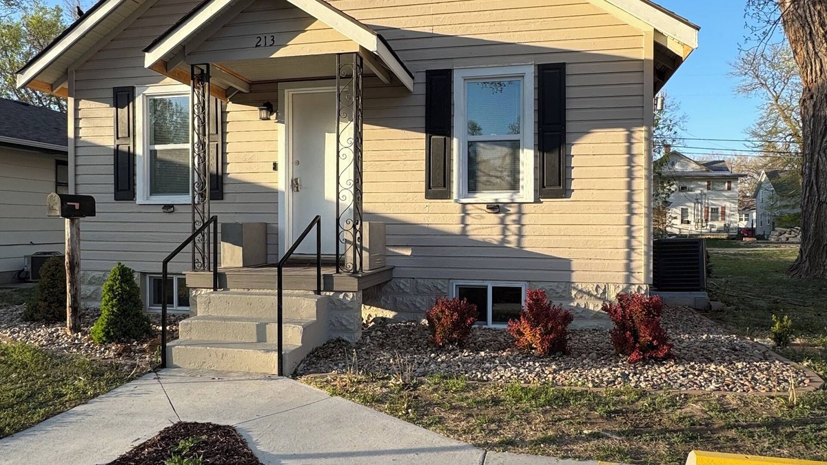 Hays House | 5-bedroom house in Hays with AC, WiFi