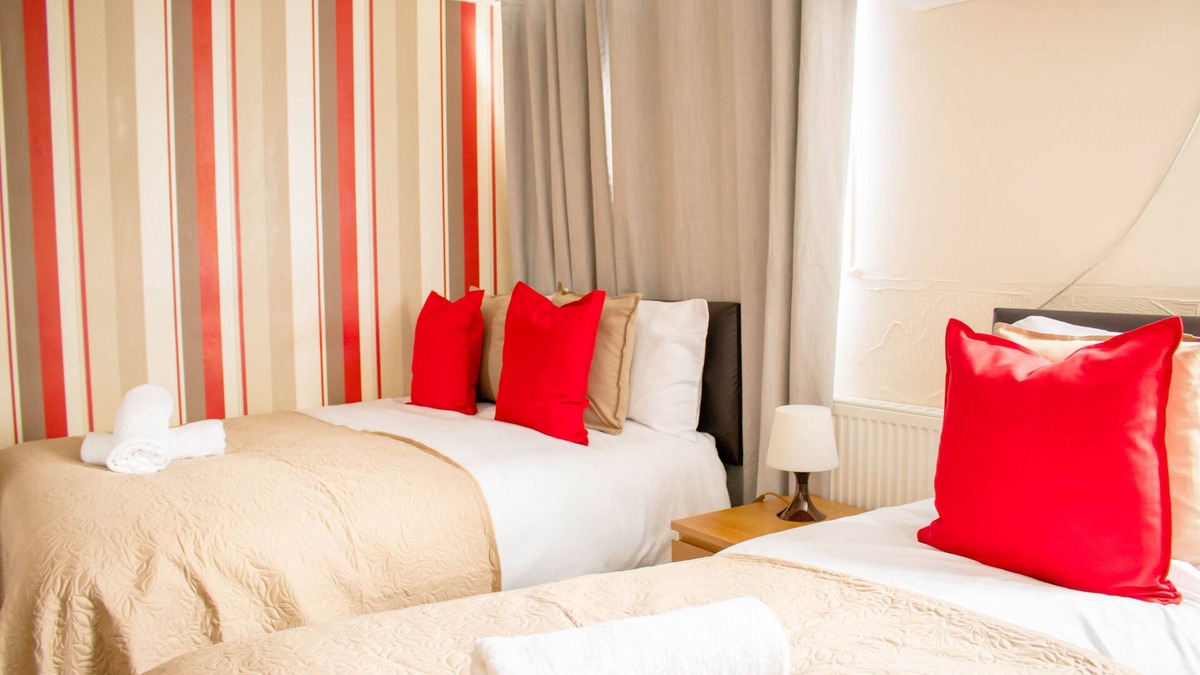 Tilbury House | 5 bedroom house sleeps 11! FREE parking! 5 mins away from Tilbury Docks
