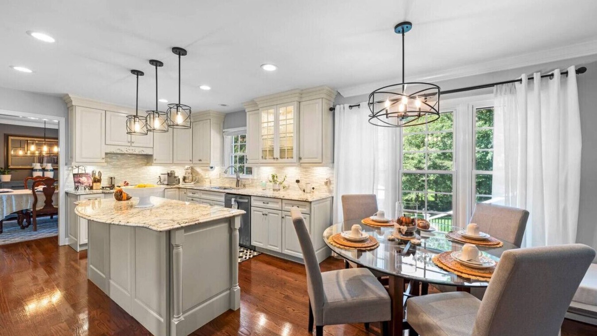 Greensboro House | 5 Bedroom Immaculate & Stylish Home in Quiet Area