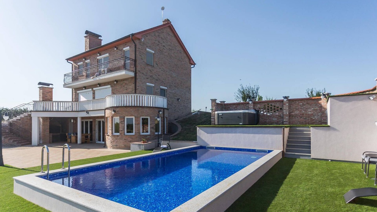 Svajcarnica House | 5 bedroom lake front home in Ceminac