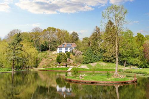 Devizes House | 5 Bedroom Lake House in a nature reserve