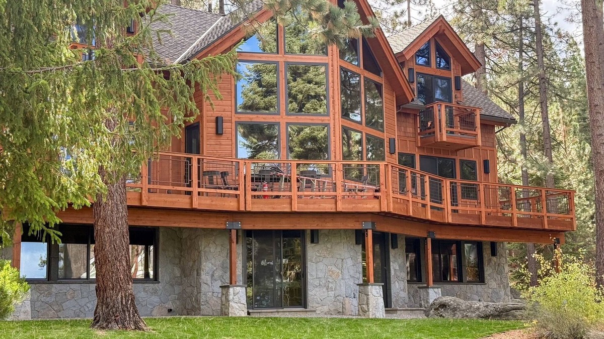 Skyland House | 5-Bedroom Lake Tahoe Gem | Deck & Hot Tub (Tall Pines)