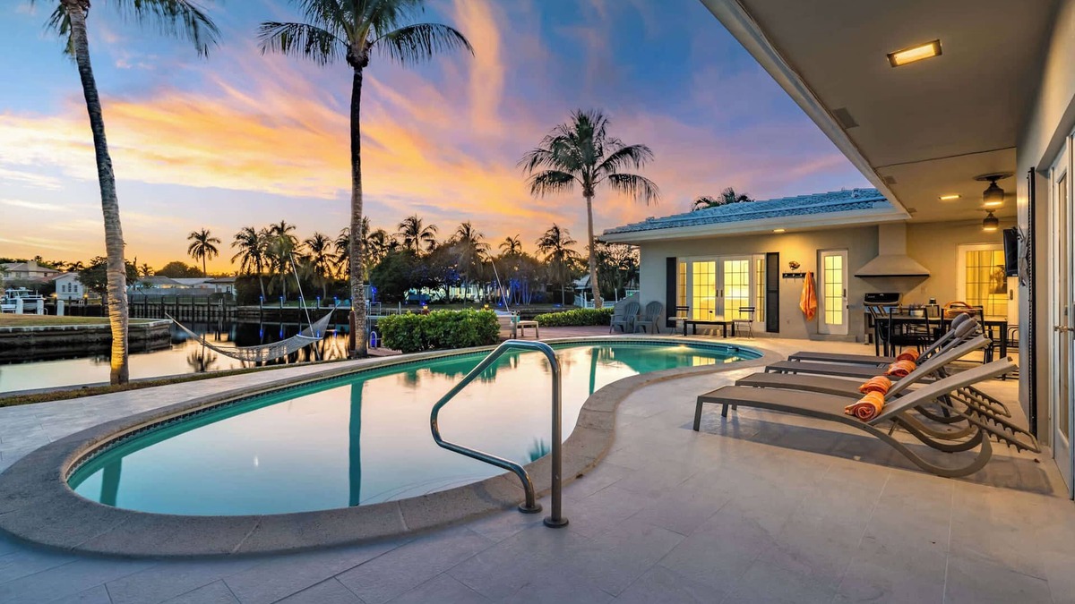 Landings Villa | 5 Bedroom Private Waterfront Villa with Pool and Dock