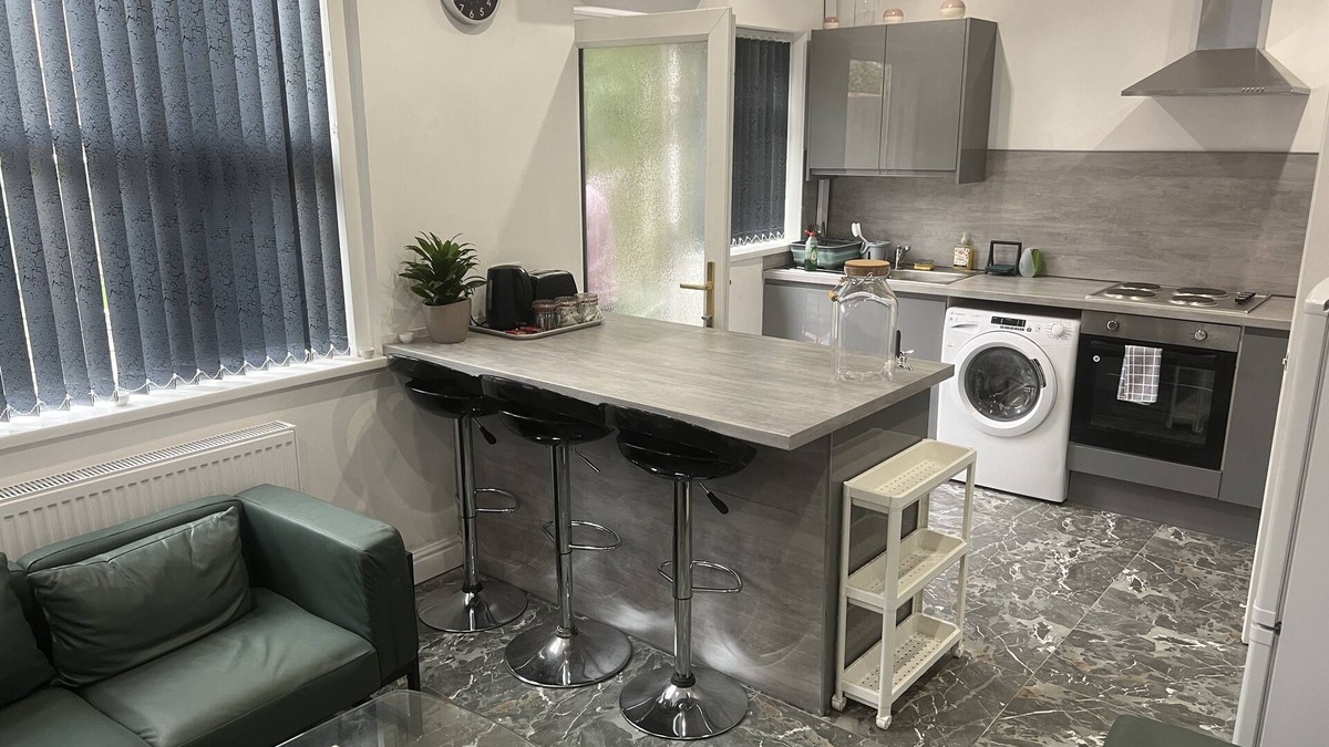 Stoke-on-Trent House | 5 bedroom- Stunning Townhouse in City Centre near Alton Towers & Peak District